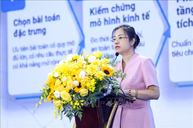 Bà Trần Thị Quốc Hiền, Vụ trưởng Vụ Kinh tế số và Xã hội số, Bộ Khoa học và Công nghệ, trao đổi về cơ chế, chính sách phát triển kinh tế không gian tầm thấp. Ảnh: Giang Phương - TTXVN