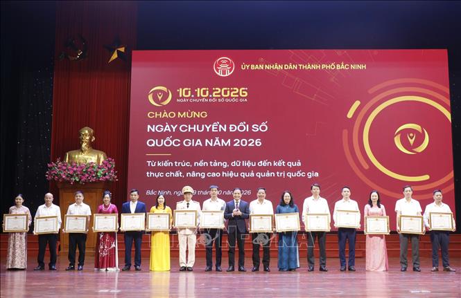 Lãnh đạo thành phố Bắc Ninh trao Bằng khen tặng các tập thể có thành tích xuất sắc trong chuyển đổi số. Ảnh: Thanh Thương- TTXVN