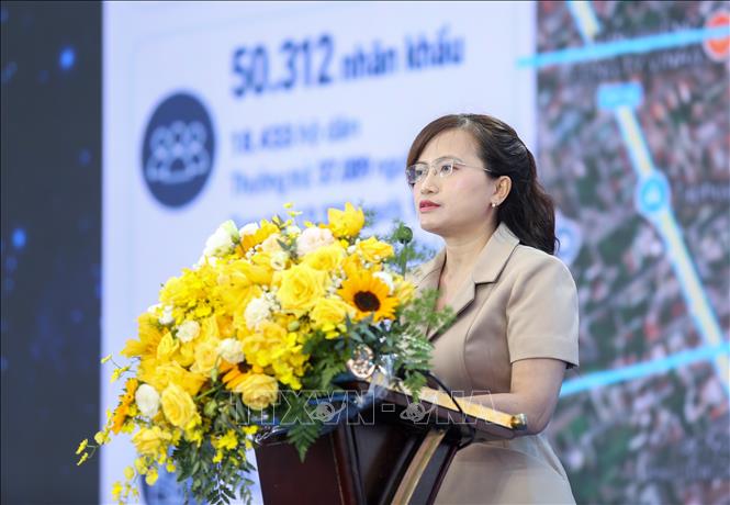 Bà Lê Thị Hồng Thắm, Chủ tịch UBND phường Gia Lộc, tỉnh Tây Ninh chia sẻ kinh nghiệm ứng dụng phương tiện bay không người lái tại địa phương. Ảnh: Giang Phương - TTXVN