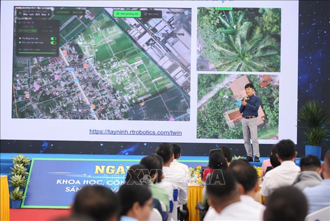 Các chuyên gia, nhà khoa học và doanh nghiệp trao đổi, đề xuất ý tưởng, giải pháp khai thác tiềm năng, thúc đẩy ứng dụng phương tiện không người lái phù hợp với nhu cầu thực tiễn của Tây Ninh. Ảnh: Giang Phương - TTXVN