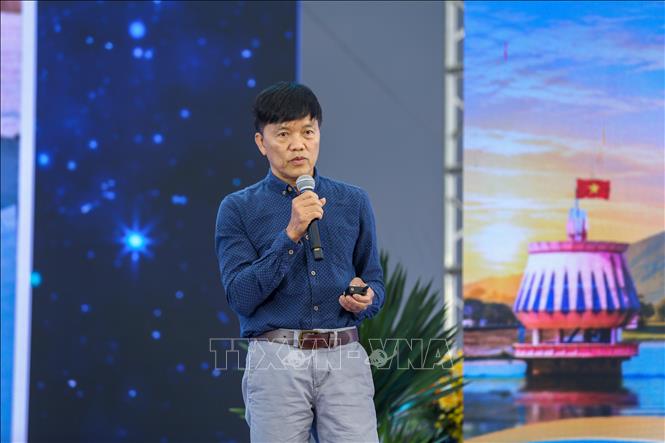 Tiến sĩ Lương Việt Quốc, Tổng Giám đốc Công ty Cổ phần Realtime Robotics Việt Nam, chia sẻ về công nghệ UAV và các ứng dụng đang được triển khai tại Tây Ninh. Ảnh: Giang Phương - TTXVN