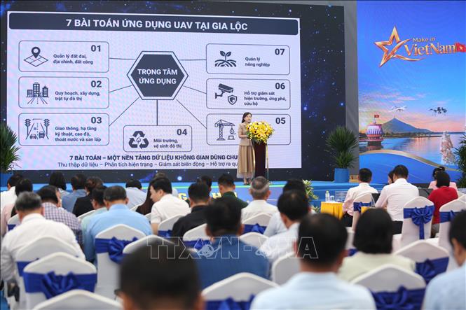 Ứng dụng phương tiện bay không người lái tại các địa phương trở thành nội dung được các đại biểu quan tâm, trao đổi tại hội thảo. Ảnh: Giang Phương - TTXVN