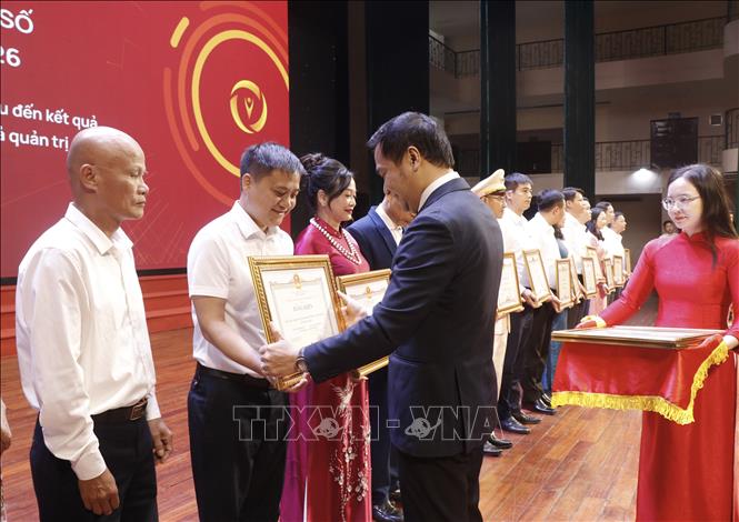 Lãnh đạo thành phố Bắc Ninh trao Bằng khen tặng các tập thể có thành tích xuất sắc trong chuyển đổi số. Ảnh: Thanh Thương- TTXVN