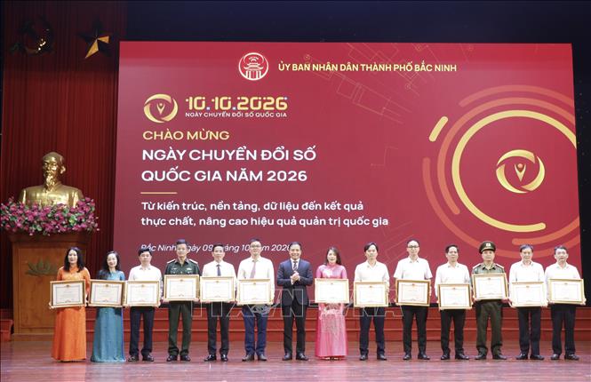 Lãnh đạo thành phố Bắc Ninh trao Bằng khen tặng các tập thể có thành tích xuất sắc trong chuyển đổi số. Ảnh: Thanh Thương- TTXVN