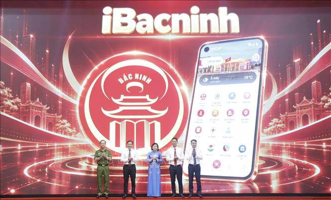 Các đại biểu thực hiện nghi lễ ra mắt nền tảng giao tiếp số giữa chính quyền với người dân và doanh nghiệp IBacninh. Ảnh: Thanh Thương- TTXVN