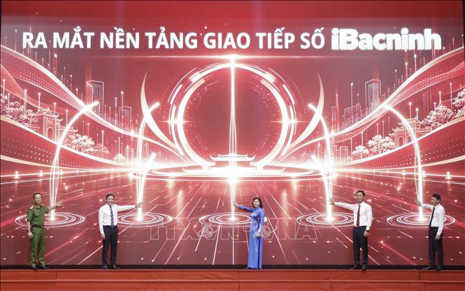 Các đại biểu nhấn nút ra mắt nền tảng giao tiếp số giữa chính quyền với người dân và doanh nghiệp IBacninh. Ảnh: Thanh Thương- TTXVN