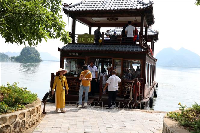 Du khách trải nghiệm du lich ngồi thuyền trên hồ lục nhạc tại Quần thể danh thắng Tràng An và Quần thể danh thắng Tam Chúc. Ảnh: Đại Nghĩa - TTXVN 