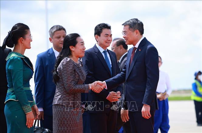 Đại biểu đón Thủ tướng Lê Minh Hưng tại sân bay quốc tế Techo, Phnom Penh. Ảnh: Dương Giang – TTXVN