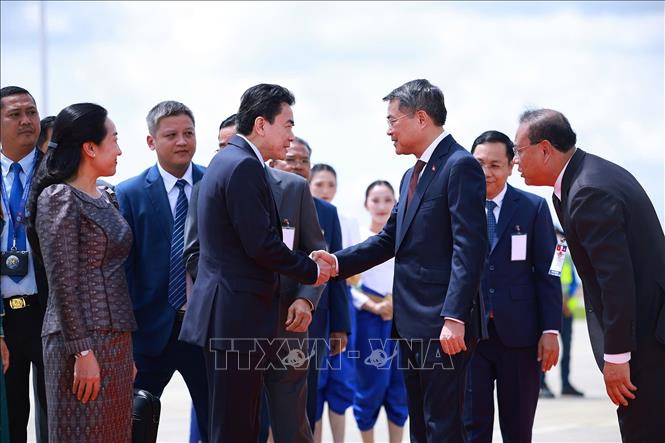 Đại biểu đón Thủ tướng Lê Minh Hưng tại sân bay quốc tế Techo, Phnom Penh. Ảnh: Dương Giang – TTXVN