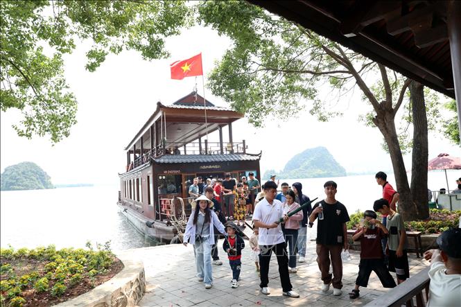 Du khách trải nghiệm du lich ngồi thuyền trên hồ Lục Nhạc tại Quần thể danh thắng Tràng An và Quần thể danh thắng Tam Chúc. Ảnh: Đại Nghĩa - TTXVN 
