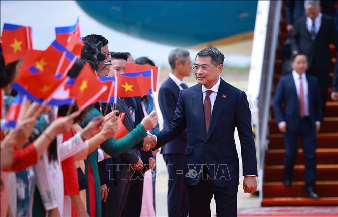 Thủ tướng Lê Minh Hưng đến Phnom Penh, bắt đầu thăm chính thức Vương quốc Campuchia. Ảnh: Dương Giang – TTXVN