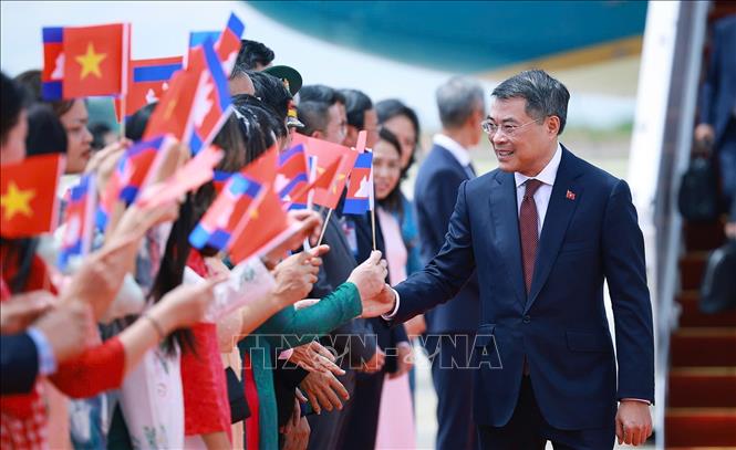 Thủ tướng Lê Minh Hưng đến Phnom Penh, bắt đầu thăm chính thức Vương quốc Campuchia. Ảnh: Dương Giang – TTXVN