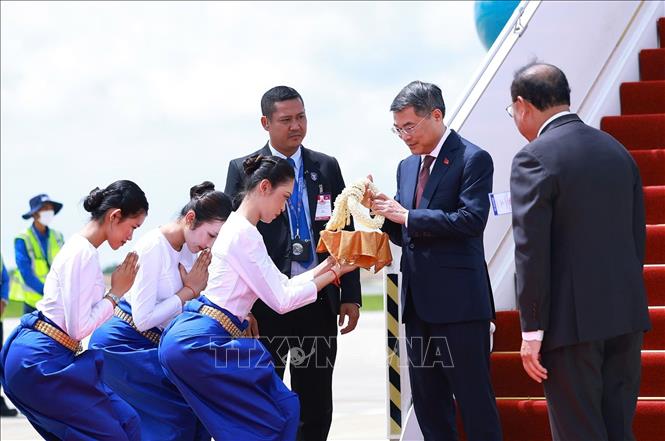 Nghi lễ đón Thủ tướng Lê Minh Hưng tại sân bay quốc tế Techo, Phnom Penh. Ảnh: Dương Giang – TTXVN