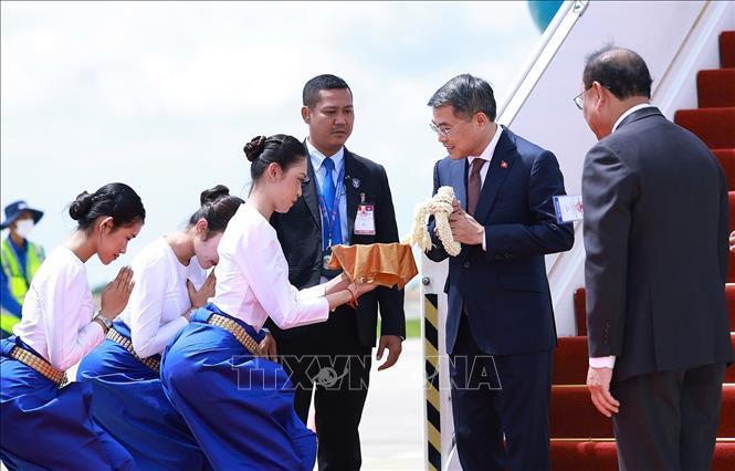Nghi lễ đón Thủ tướng Lê Minh Hưng tại sân bay quốc tế Techo, Phnom Penh. Ảnh: Dương Giang – TTXVN