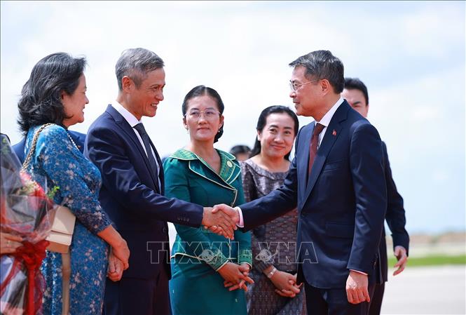 Đại biểu Việt Nam đón Thủ tướng Lê Minh Hưng tại sân bay quốc tế Techo, Phnom Penh. Ảnh: Dương Giang – TTXVN