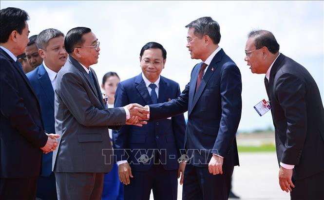 Đại biểu đón Thủ tướng Lê Minh Hưng tại sân bay quốc tế Techo, Phnom Penh. Ảnh: Dương Giang – TTXVN