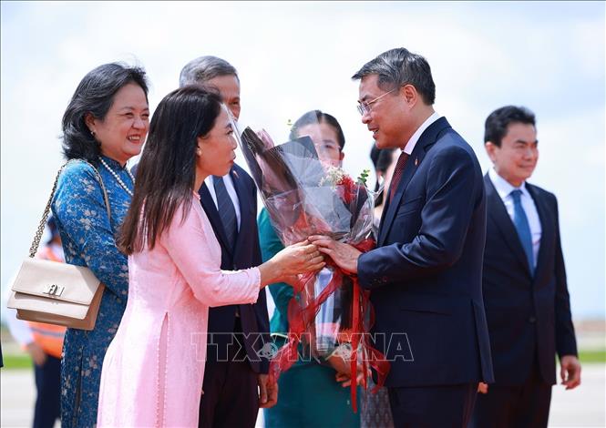 Đại biểu Việt Nam đón Thủ tướng Lê Minh Hưng tại sân bay quốc tế Techo, Phnom Penh. Ảnh: Dương Giang – TTXVN