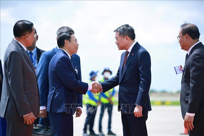Đại biểu đón Thủ tướng Lê Minh Hưng tại sân bay quốc tế Techo, Phnom Penh. Ảnh: Dương Giang – TTXVN