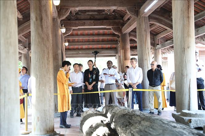 Đoàn đại biểu Tổ chức Giáo dục, Khoa học và Văn hóa Liên hợp quốc (UNESCO) tham quan tại Quần thể danh thắng Tràng An và Quần thể danh thắng Tam Chúc. Ảnh: Đại Nghĩa - TTXVN 