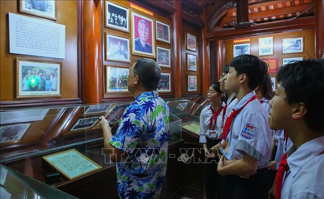 Khu nhà tưởng niệm đồng chí Lê Đức Thọ thường xuyên đón các học sinh đến thăm quan, tìm hiểu về cuộc đời và sự nghiệp cách mạng của đồng chí Lê Đức Thọ. Ảnh: Công Luật - TTXVN