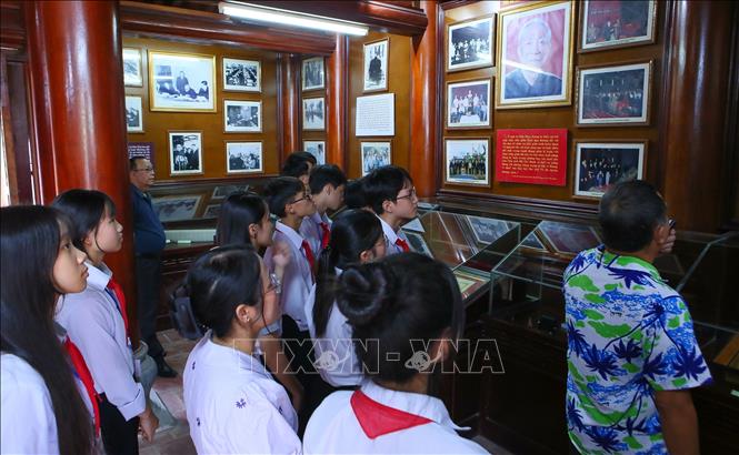Khu nhà tưởng niệm đồng chí Lê Đức Thọ thường xuyên đón các học sinh đến thăm quan, tìm hiểu về cuộc đời và sự nghiệp cách mạng của đồng chí Lê Đức Thọ. Ảnh: Công Luật - TTXVN
