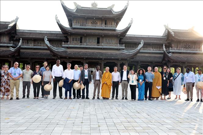 Đoàn đại biểu Tổ chức Giáo dục, Khoa học và Văn hóa Liên hợp quốc (UNESCO) tham quan tại Quần thể danh thắng Tràng An và Quần thể danh thắng Tam Chúc. Ảnh: Đại Nghĩa - TTXVN 