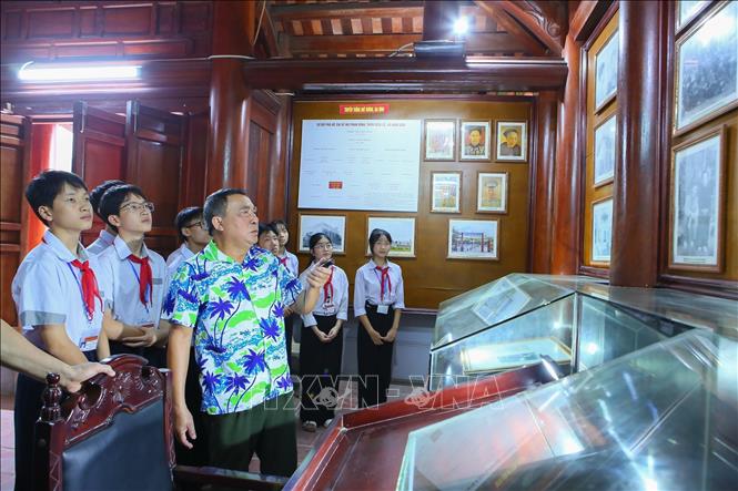 Khu nhà tưởng niệm đồng chí Lê Đức Thọ thường xuyên đón các học sinh đến thăm quan, tìm hiểu về cuộc đời và sự nghiệp cách mạng của đồng chí Lê Đức Thọ. Ảnh: Công Luật - TTXVN