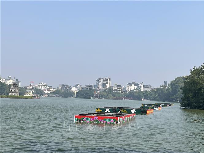 Trận địa bắn pháo hoa bên hồ Hoàn Kiếm đang được khẩn trương lắp đặt chào mừng kỷ niệm 72 năm Ngày Giải phóng Thủ đô. Ảnh: Tuyết Mai - TTXVN