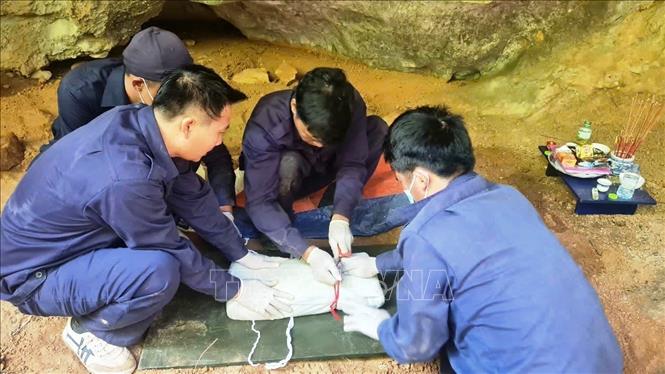 Các hài cốt cùng di vật được đưa về nhà quàn, bảo quản phục vụ xác minh, đối chiếu thông tin. Ảnh: TTXVN phát