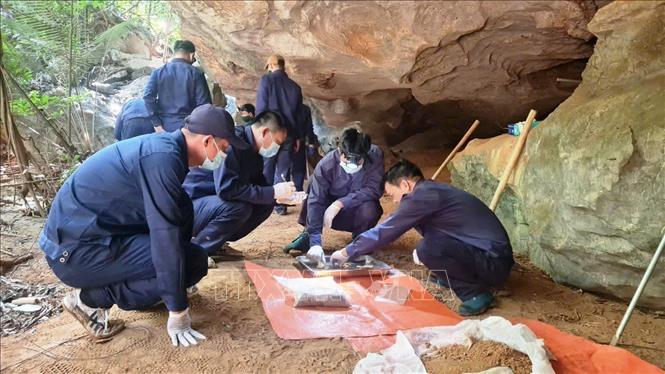 Đội Tìm kiếm, quy tập hài cốt liệt sĩ số 1, Bộ CHQS tỉnh Quảng Trị đã tìm kiếm, cất bốc được 4 hài cốt liệt sĩ tại các hang đá thuộc tỉnh Khăm Muồn, Lào. Ảnh: TTXVN phát