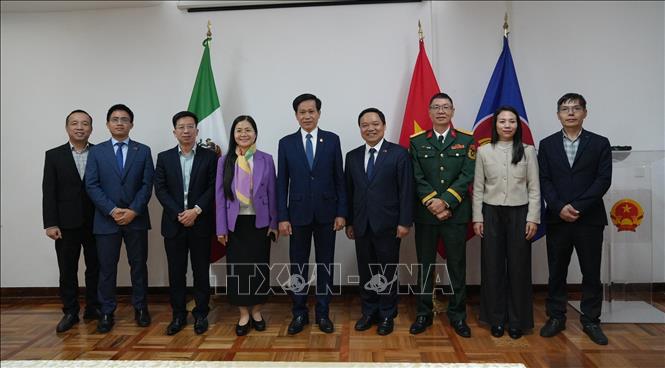 Đoàn công tác chụp ảnh chung cùng cán bộ Đại sứ quán và các cơ quan bên cạnh trong khuôn viên Đại sứ quán tại thủ đô Mexico City, Mexico. Ảnh: Phi Hùng - PV TTXVN tại Mexico