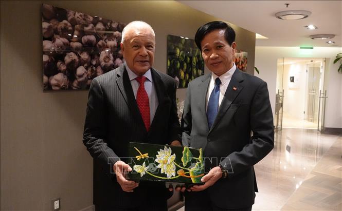 Phó Giám đốc Học viện Chính trị quốc gia Hồ Chí Minh Hoàng Phúc Lâm tặng quà lưu niệm cho Thượng nghị sĩ, Tổng Bí thư Đảng PT Alberto Anaya Gutiérrez.Ảnh: Phi Hùng - PV TTXVN tại Mexico