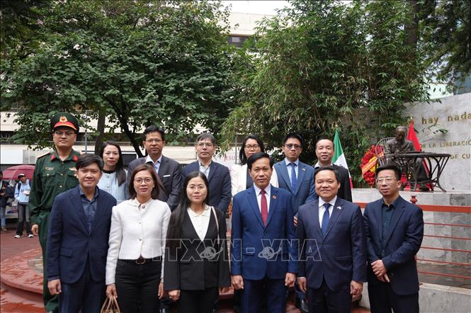 Đoàn công tác chụp ảnh chung cùng cán bộ Đại sứ quán và các cơ quan bên cạnh tại Khuôn viên Tượng đài Chủ tịch Hồ Chí Minh trong Công viên Tự do các dân tộc tại trung tâm thủ đô Mexico City. Ảnh: Phi Hùng - PV TTXVN tại Mexico