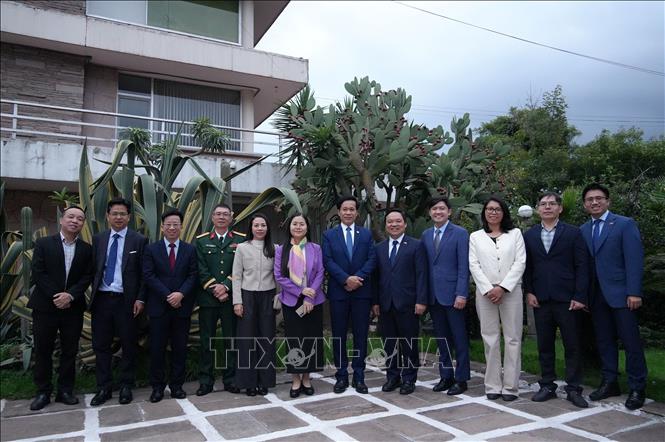 Đoàn công tác chụp ảnh chung cùng cán bộ Đại sứ quán và các cơ quan bên cạnh trong khuôn viên Đại sứ quán tại thủ đô Mexico City, Mexico. Ảnh: Phi Hùng - PV TTXVN tại Mexico