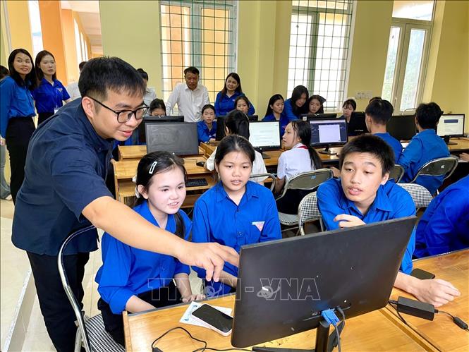  Cuộc thi “Lập trình cùng AI” mang đến cách tiếp cận mới với công nghệ thông qua xu hướng Vibe Coding dành cho các đoàn viên, thanh niên và thanh thiếu nhi khu vực biên giới. Ảnh: Võ Dung - TTXVN