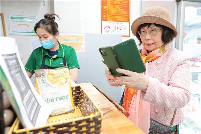  Xu hướng thanh toán số đang dần trở thành thói quen trong đời sống tiêu dùng của người dân. Ảnh: Lê Đông - TTXVN