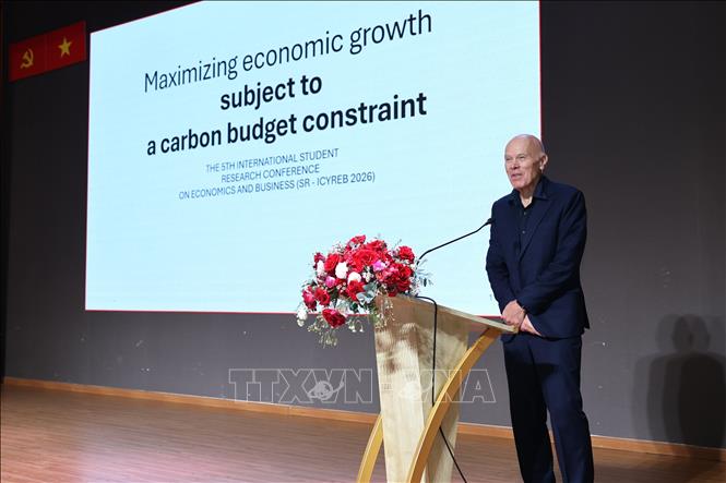 Giáo sư Hans Lööf, Viện Công nghệ Hoàng gia KTH (Thụy Điển) phát biểu tại Hội thảo. Ảnh: Mỹ Phương – TTXVN