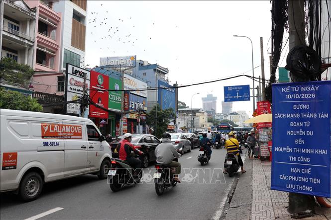 Đối với việc thi công nhà ga Tao Đàn, đường Cách Mạng Tháng Tám tổ chức lưu thông một chiều đoạn từ đường Nguyễn Du đến đường Nguyễn Thị Minh Khai. Ảnh: Tiến Lực - TTXVN
