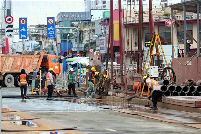 Công nhân làm việc tại công trường nhà ga Phạm Văn Bạch thuộc dự án metro Bến Thành - Tham Lương sáng 9/10/2026. Ảnh: Tiến Lực - TTXVN