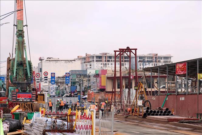 Công nhân làm việc tại công trường nhà ga Phạm Văn Bạch thuộc dự án metro Bến Thành - Tham Lương sáng 9/10/2026. Ảnh: Tiến Lực - TTXVN