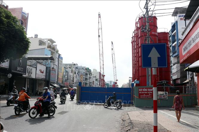 Đường Cách Mạng Tháng Tám được rào chắn một phần để thi công dự án metro Bến Thành - Tham Lương. Ảnh: Tiến Lực - TTXVN