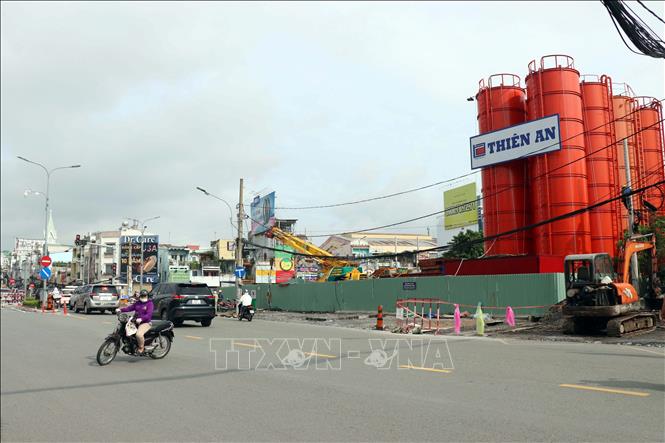 Khu vực thi công nhà ga Bảy Hiền được rào chắn một phần để thi công nhà ga tuyến metro Bến Thành - Tham Lương. Ảnh: Tiến Lực - TTXVN 
