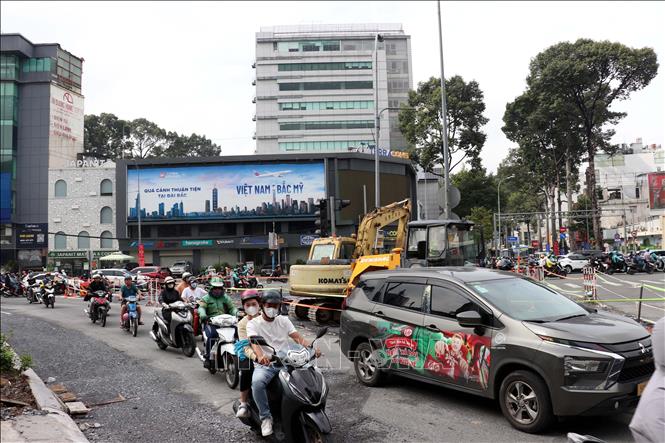 Nhà ga Tao Đàn nằm ở giao lộ Nguyễn Thị Minh Khai - Cách Mạng Tháng Tám, hiện đang thực hiện công tác làm đường tạm. Ảnh: Tiến Lực - TTXVN