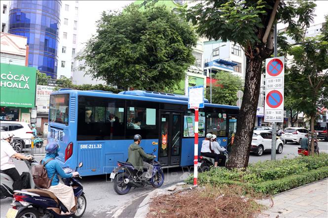 Tuyến 14 (Bến xe miền Đông - 3/2 - Bến xe miền Tây) cũng được điều chỉnh hành trình khi lưu thông qua khu vực thi công nhà ga Tao Đàn từ ngày 10/10/2026. Ảnh: Tiến Lực - TTXVN