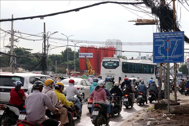 Công trường metro số 2 sẽ được rào chắn, chiếm dụng một phần mặt đường và được phân luồng, điều chỉnh giao thông tại khu vực thi công nhà ga Bảy Hiền. Ảnh: Tiến Lực - TTXVN
