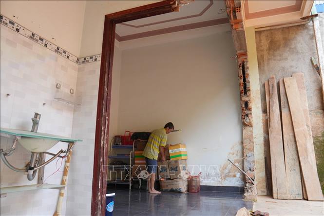 Căn nhà 2 tầng của hộ ông Nguyễn Ngọc Sỹ (thôn Lạc Xuân, xã D’ran, Lâm Đồng) bị đất đá sạt lở đánh sập một phần nhà vệ sinh, khu vực nhà bếp đợt cuối năm 2025. Ảnh: Nguyễn Dũng – TTXVN