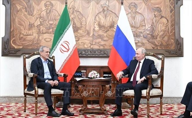 Tổng thống Nga Vladimir Putin (phải) trong cuộc gặp người đồng cấp Iran Masoud Pezeshkian bên lề Hội nghị thượng đỉnh Tổ chức Hợp tác Thượng Hải (SCO) tại Kyrgyzstan. Ảnh: IRNA/TTXVN phát