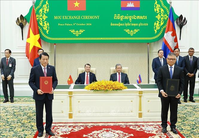 Thủ tướng Lê Minh Hưng và Thủ tướng Campuchia Hun Manet chứng kiến trao Bản Ghi nhớ về hợp tác an ninh giữa Bộ Công an Việt Nam và Trung tâm quốc gia Công nghệ, Thông tin Campuchia. Ảnh: Dương Giang – TTXVN 