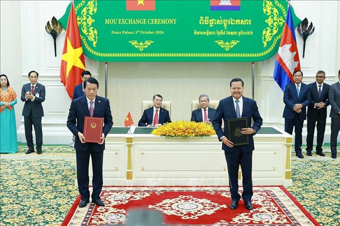 Thủ tướng Lê Minh Hưng và Thủ tướng Campuchia Hun Manet chứng kiến trao Bản ghi nhớ giữa Chính phủ hai nước về việc quản lý, bảo vệ và phát huy Đài Hữu nghị Việt Nam – Campuchia. Ảnh: Dương Giang – TTXVN 