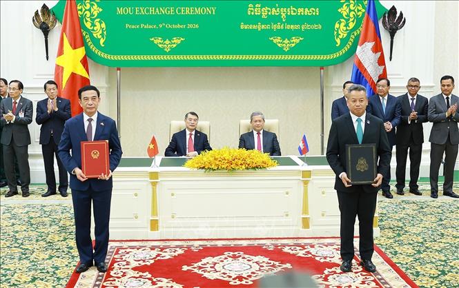 Thủ tướng Lê Minh Hưng và Thủ tướng Campuchia Hun Manet chứng kiến trao Bản ghi nhớ giữa Chính phủ hai nước về việc quản lý, bảo vệ và phát huy đài Hữu Nghị Việt Nam - Campuchia. Ảnh: Dương Giang – TTXVN 